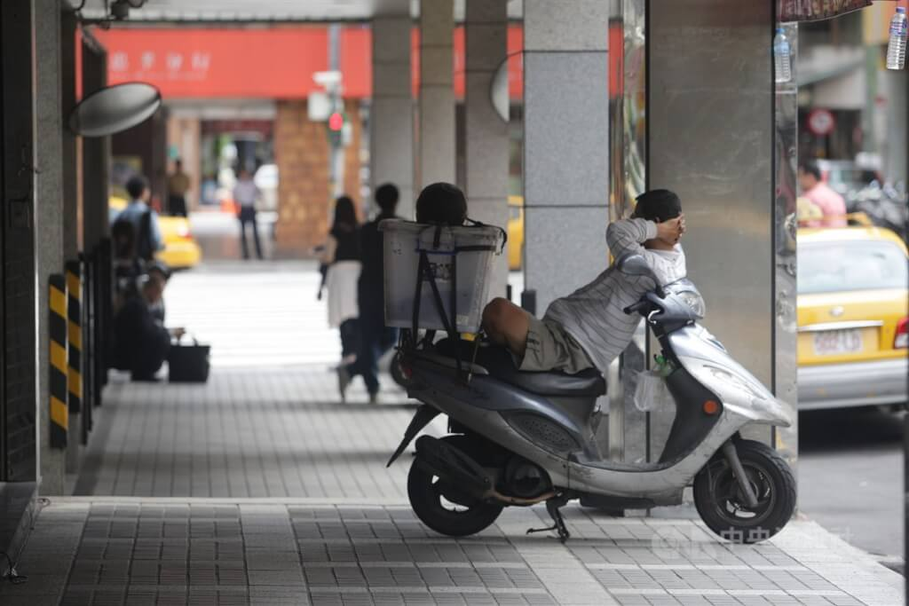 PAMO車禍線上律師_找不到停車位，能在騎樓暫停一下嗎_來源：中央社檔案照片